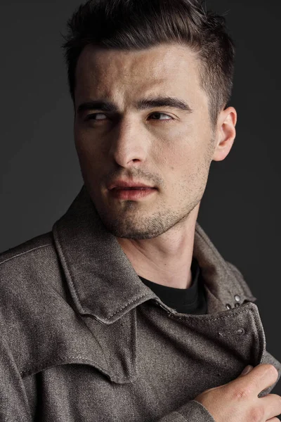 Tiro Estúdio Retrato Homem Bonito Jovem Olhando Para Longe — Fotografia de Stock