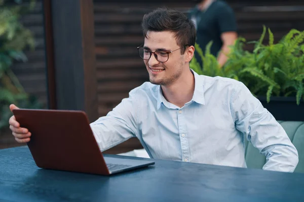 Jovem Homem Bonito Trabalhando Com Laptop Café — Fotografia de Stock