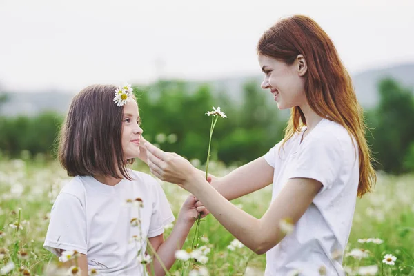 Young Mother Her Daughter Having Fun Camomile Field — Stock Photo, Image