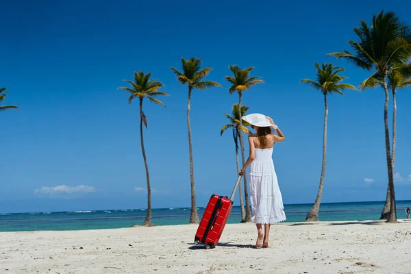 Mujer Joven Con Maleta Roja Playa —  Fotos de Stock