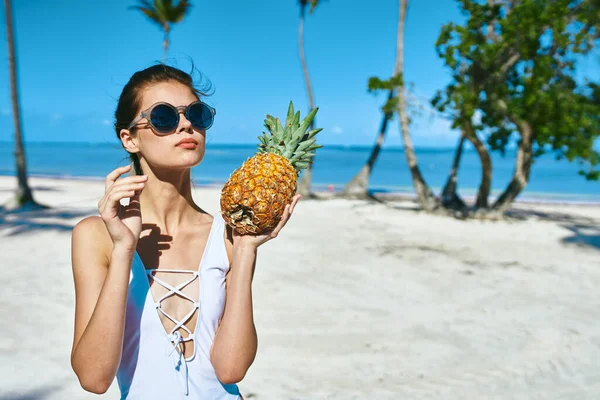 Žena Bílých Plavkách Ananasem Kvalitní Fotografie — Stock fotografie