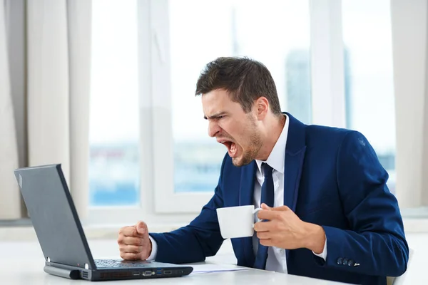 Yong Empresário Irritado Escritório Com Laptop — Fotografia de Stock