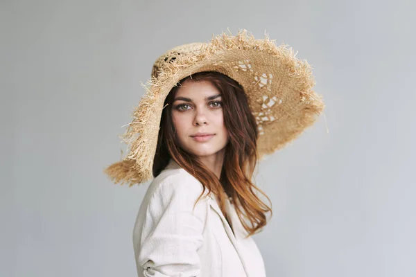 藁帽子の若い美しい女性の肖像画 ファッションショット — ストック写真