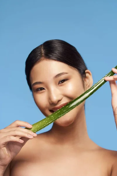 Joven Hermosa Mujer Asiática Posando Con Aloe Vera Hoja —  Fotos de Stock