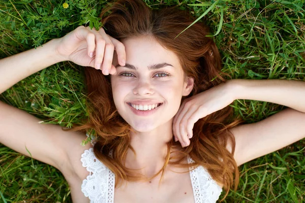 Junge Schöne Frau Gras Liegend — Stockfoto