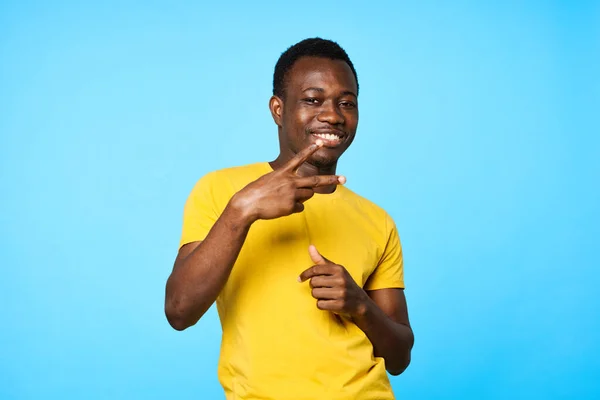 Jovem Homem Africano Gesticulando Isolado Fundo Azul — Fotografia de Stock