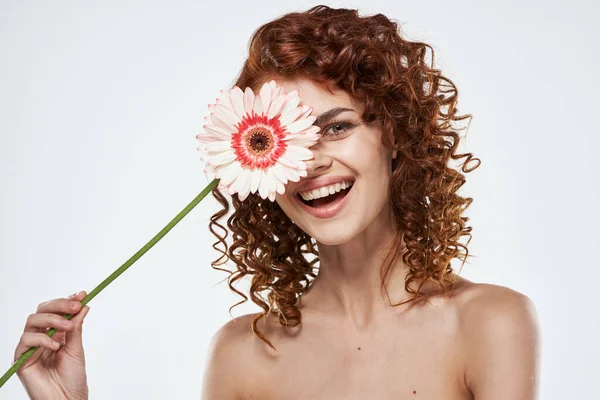 Jeune Femme Avec Fleur Posant Studio — Photo