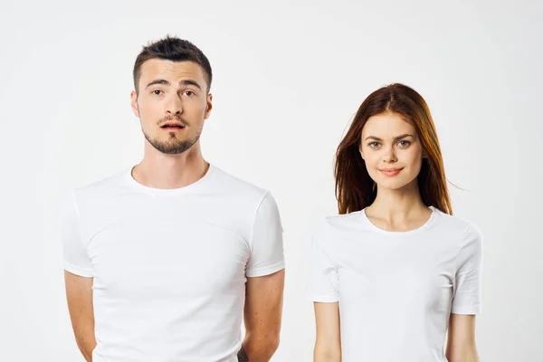 Joven Hermosa Pareja Camisetas Posando Estudio Sobre Fondo Aislado — Foto de Stock