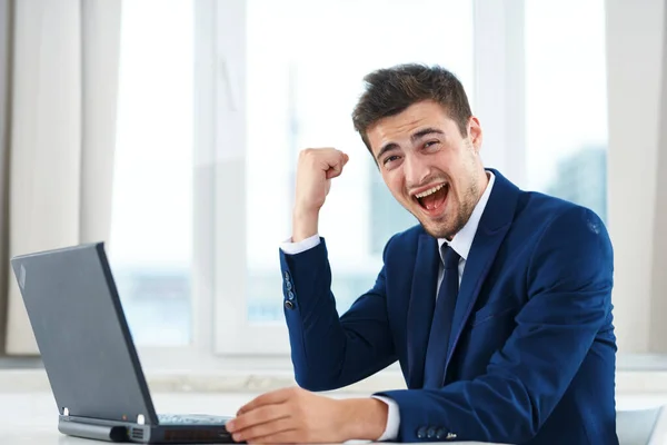 Joven Hombre Negocios Guapo Trabajando Oficina Haciendo Gestos —  Fotos de Stock