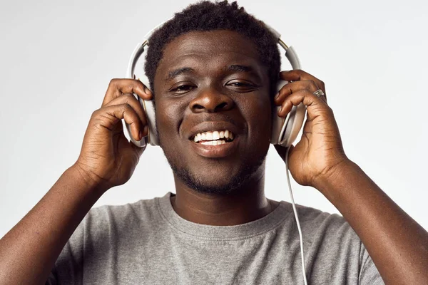 Stüdyoda Kulaklıklı Genç Bir Afrikalı — Stok fotoğraf