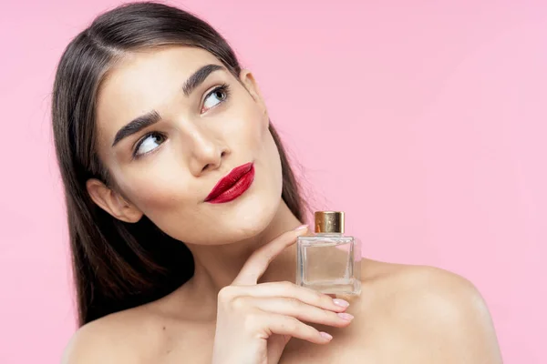 Jeune Belle Femme Avec Bouteille Produits Beauté Studio — Photo