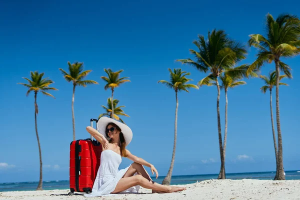 Mujer Joven Con Maleta Roja Playa —  Fotos de Stock