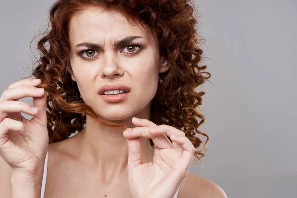 Retrato Jovem Bela Mulher Infeliz Com Cabelo Encaracolado Estúdio — Fotografia de Stock