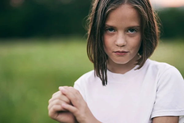 若いです可愛いです女の子持っています楽しいです牧草地 — ストック写真