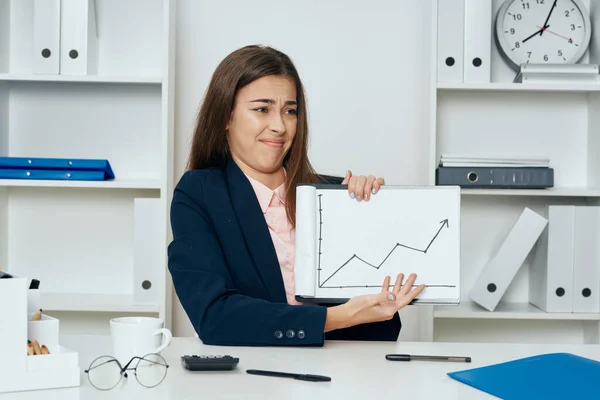 Junge Geschäftsfrau Sitzt Schreibtisch Büro Und Zeigt Grafik — Stockfoto