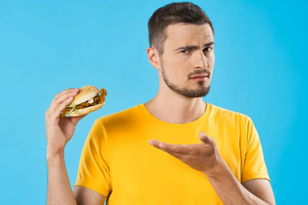 Joven Con Hamburguesa Estudio — Foto de Stock