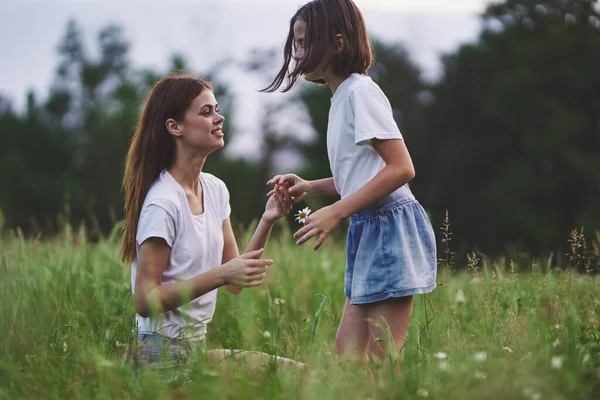 Jovem Mãe Sua Filha Divertindo Campo Camomila — Fotografia de Stock