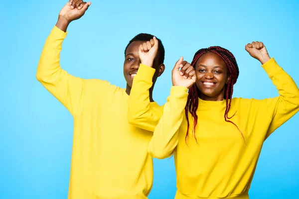 Jovem Belo Casal Posando Estúdio Fundo Azul — Fotografia de Stock