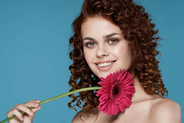 Jovem Com Flor Posando Estúdio — Fotografia de Stock