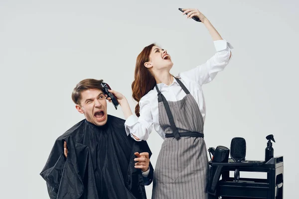 Cabeleireiro Mulher Tomando Selfie Enquanto Trabalhava Com Cliente Salão — Fotografia de Stock