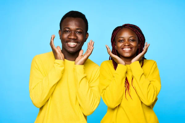 Jovem Belo Casal Posando Estúdio Fundo Azul — Fotografia de Stock