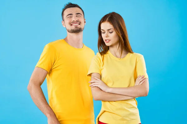 Jovem Lindo Casal Shirts Posando Estúdio Fundo Isolado — Fotografia de Stock