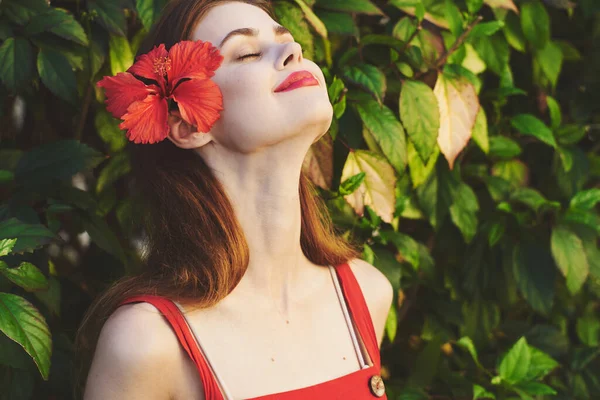 Ung Vacker Kvinna Poserar Med Blomma Håret Trädgården — Stockfoto