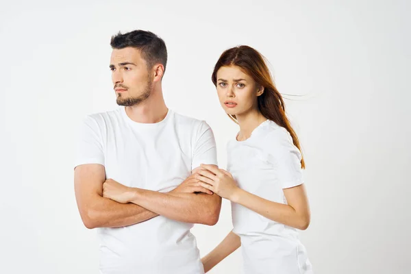 Jovem Lindo Casal Shirts Posando Estúdio Fundo Isolado — Fotografia de Stock