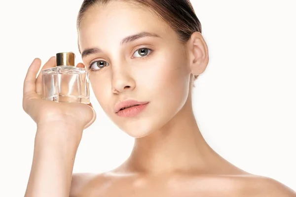 Retrato Mujer Joven Hermosa Con Frasco Perfume Aislado Sobre Fondo — Foto de Stock