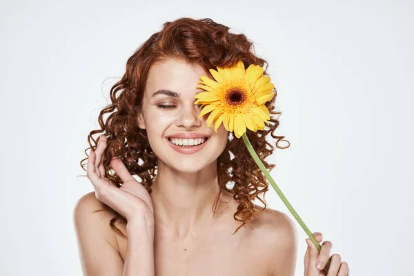 Mujer Joven Con Flor Posando Estudio —  Fotos de Stock