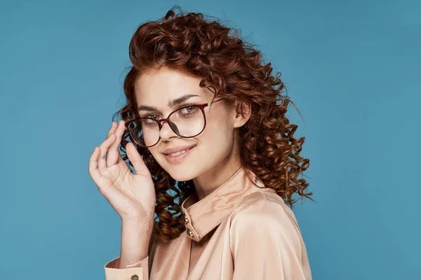 Jovem Mulher Bonita Vestindo Óculos — Fotografia de Stock