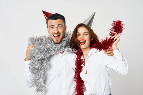 パーティーの帽子で新年を祝う若い美しいカップルの肖像画 — ストック写真