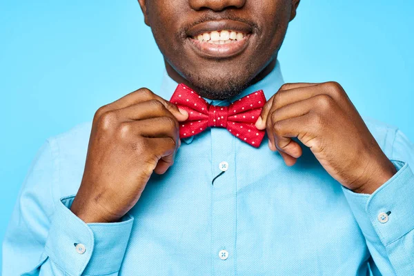 Joven Africano Con Pajarita Aislada Sobre Fondo Azul — Foto de Stock