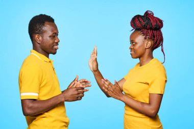 Afrika görünümlü erkek ve kadın izole bir zeminde oyun oynuyorlar.