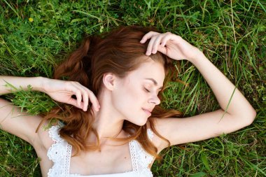 genç güzel kadın çim üzerinde yalan