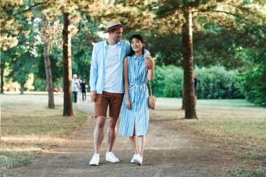 Genç çift parkta eğleniyor.