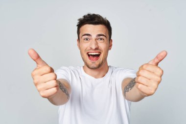 Stüdyoda başarılı bir genç adam var. 