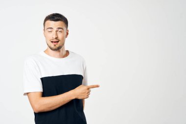 Stüdyoyu gösteren yakışıklı bir genç, izole bir geçmişi var.