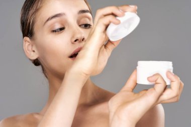 Stüdyoda güzel bir kadının portresi.