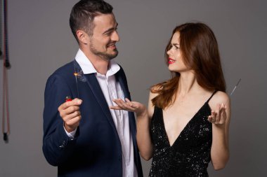 Yeni yılı havai fişeklerle kutlayan güzel bir çiftin portresi. 