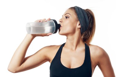 Stüdyo çekimi. Genç ve zinde bir kadın, yalnız. 