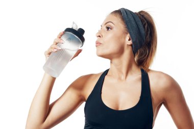 Stüdyo çekimi. Genç ve zinde bir kadın, yalnız. 