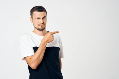 Beyaz arka planda izole edilmiş genç ve yakışıklı bir adam. 