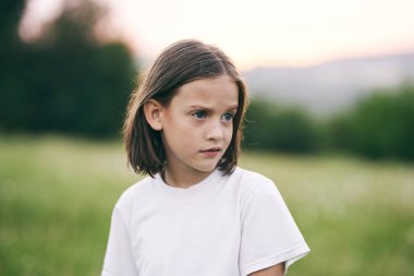Genç tatlı kız papatya tarlasında eğleniyor.