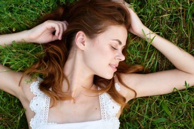 genç güzel kadın çim üzerinde yalan