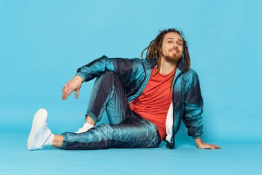 Stüdyo çekimi. Rastalı yakışıklı genç erkek dansçı.                                