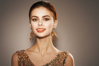 Stüdyoda poz veren güzel bir kadın. Moda fotoğrafçılığı