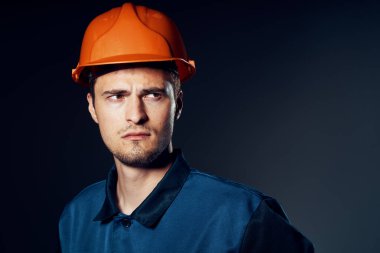Şapkalı genç işçi poz veriyor