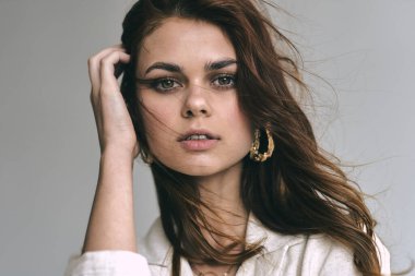 Stüdyoda poz veren güzel bir kadın. Moda fotoğrafçılığı