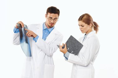 Stüdyo çekimi. Genç radyolog öğrenciye soruyor